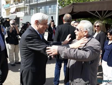 Καλαμάτα: Ο περίπατος του Προέδρου της Δημοκρατίας στους δρόμους της πόλης (βίντεο)